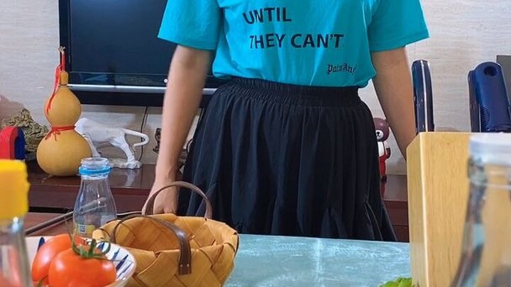 يبدو طبق البيض المخفوق مع الطماطم بسيطًا، لكنك ترتكب الخطأ في الخطوة الأولى!