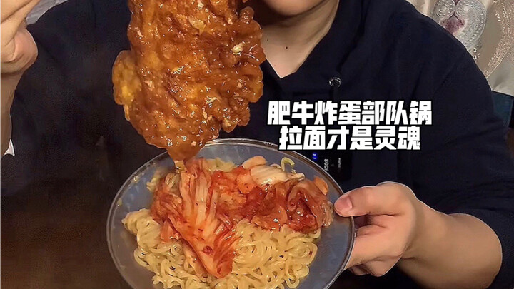 ราเมงหม้อไฟท็อปปิ้งไข่ดาวกับเนื้อวัวนุ่มคือสุดยอดความอร่อย!