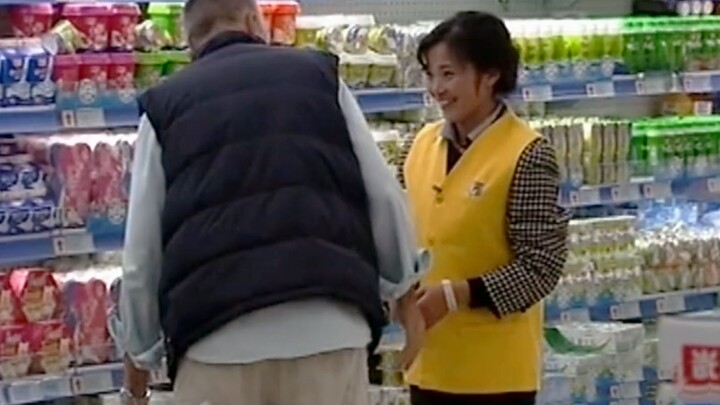 Bule ini jatuh cinta pada gadis pekerja cantik memesona, setiap hari membeli susu hanya untuk meliha