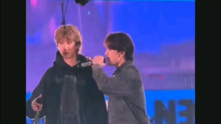 【สวีหมิงหาว】เจ้าปุยนุ่นตัวน้อยร้องแร็พอีกแล้ว! อะๆๆ ชุดนี้น่ารักมากกก แถมยังคล้องผ้าพันคอเล็กๆ ดูแล้