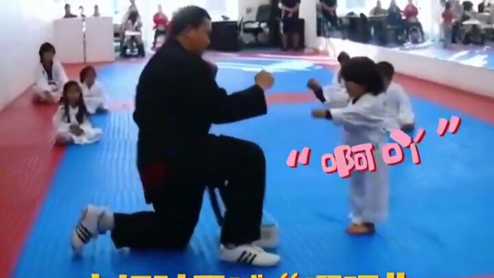 ตุ๊กตาตัวน้อยหน้าตาน่ารักน่าหยิก เท้าเล็กๆ ที่แสนจะร่าเริง