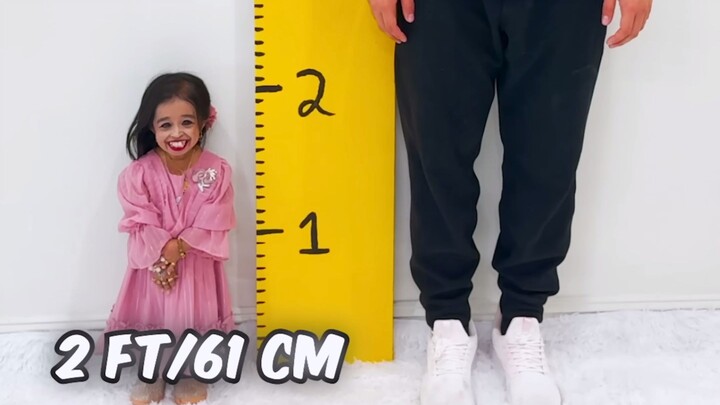WORLD'S SHORTEST WOMAN