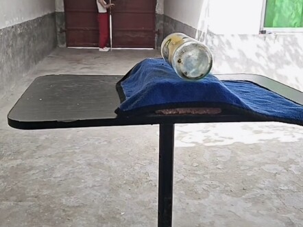 Chị Hoa dùng ná bắn đáy chai