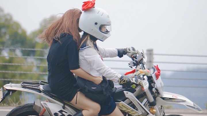 “Come on, Bo-zi!” Seriously, that little sister riding off-road is totally awesome!!!