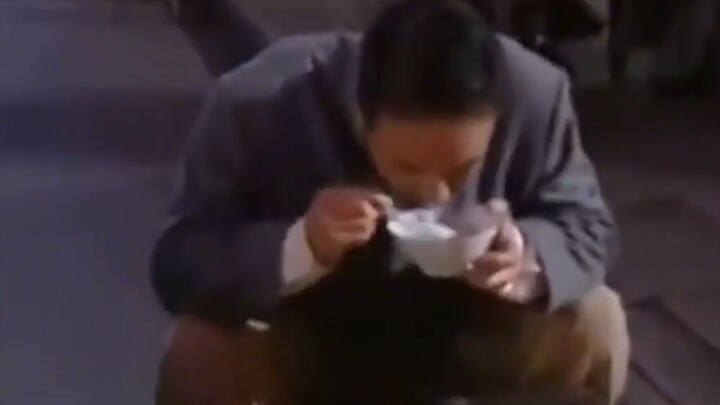 The leader was eating wontons on the roadside, but he didn't expect the section chief to come and is