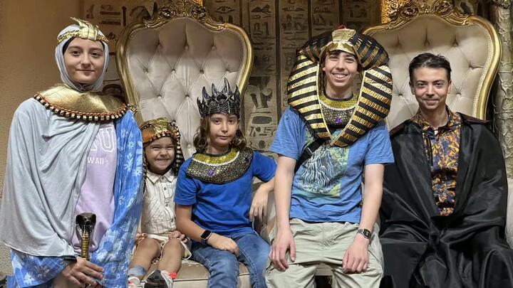 لبسوا كذا لما راحوا للعالم الغريب