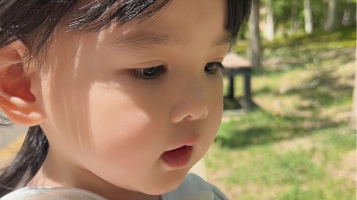 Kalau tidak dijaga terus, bunga-bunga di kompleks ini pasti habis dia cabuti!