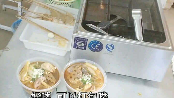 Saat si empunya kedai sedang tidak ada, aku diam-diam menambahkan lauk ke mangkuk mala tang milik pe