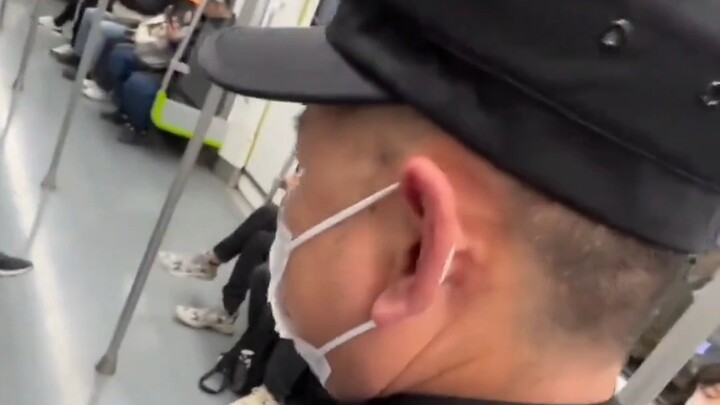 Hanya sihir yang bisa mengalahkan sihir. Pemuda ini mempertanyakan seorang wanita di kereta bawah ta