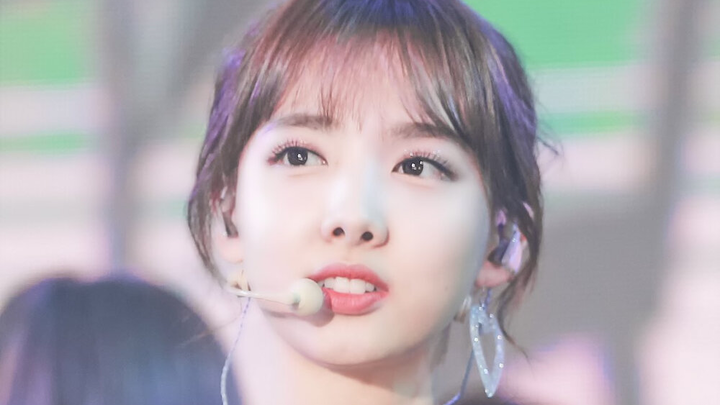 TWICE đã ra mắt tám năm rồi mà bạn thỏ vẫn chưa biết nháy mắt