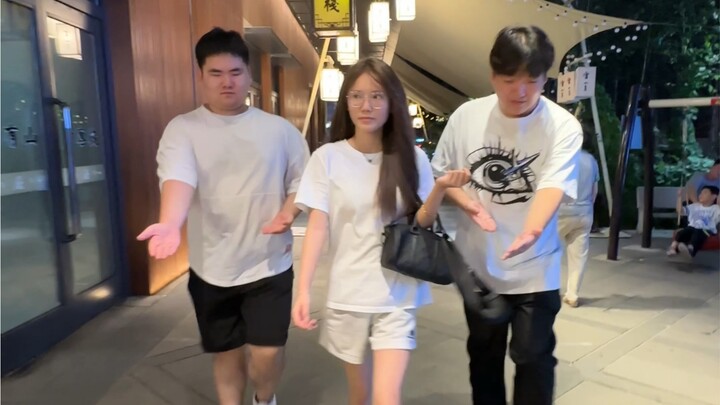 الملكة قادمة، تراجعوا جميعًا!