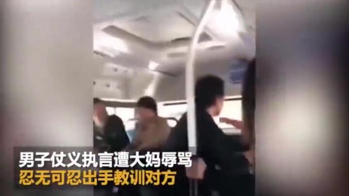 踩人拒绝道歉后的大妈:有本事你动我下试试!男子:试试就试试!