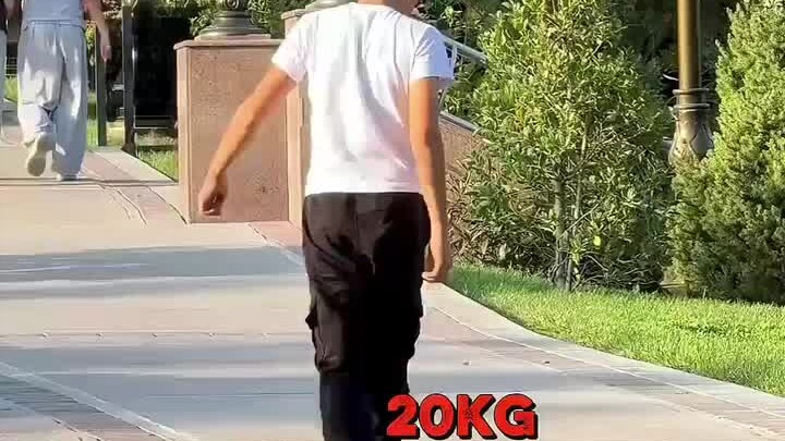 The blogger placed a 40‑jin stone football on the road to see if anyone would kick it—and sure enoug