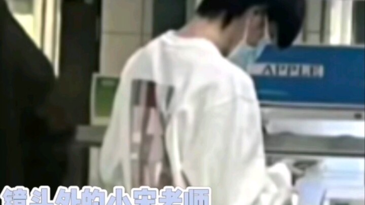 [Song Yaxuan] In tonight’s content: the super cute Xuanxuan and the strikingly upright Brother Xuan.