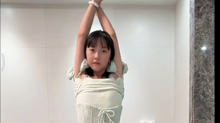 روتين طالبة الرقص في المدرسة الثانوية - فتاة لطيفة تشع حيوية