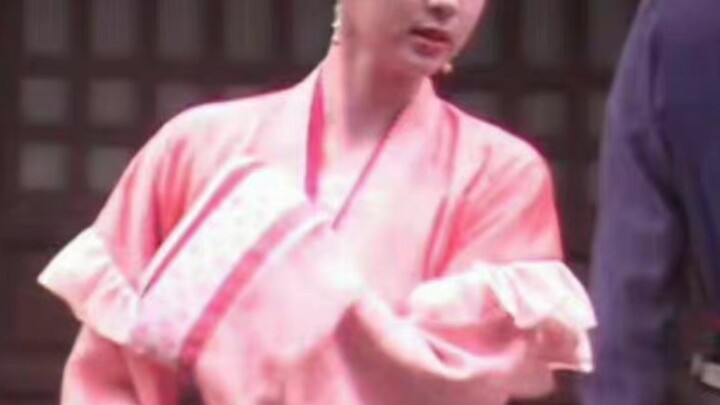 يبدو لي أن اختيار الممثلين في مسلسلات إو هي يتم بالعين فقط، فليس كل من هو شاب يمكنه أن يكون جميلًا. 