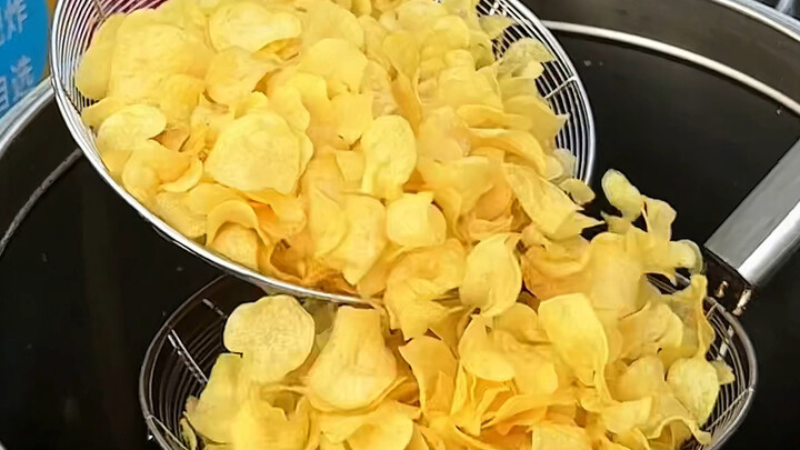 街边偶遇现切现炸的薯片，10元一袋，麻辣焦香巨好吃～