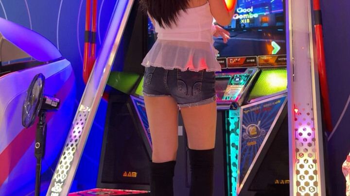 Langsung ke sesuatu saat ruang game tutup dan lampu dimatikan