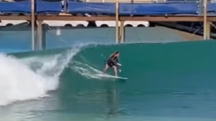 Lướt sóng hoàn hảo, không thể tin được là kiểu này cũng được.