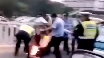 ชายคนหนึ่งเกิดไฟลุกที่เป้ากางเกง ดูว่าผู้คนจะช่วยดับไฟอย่างไร