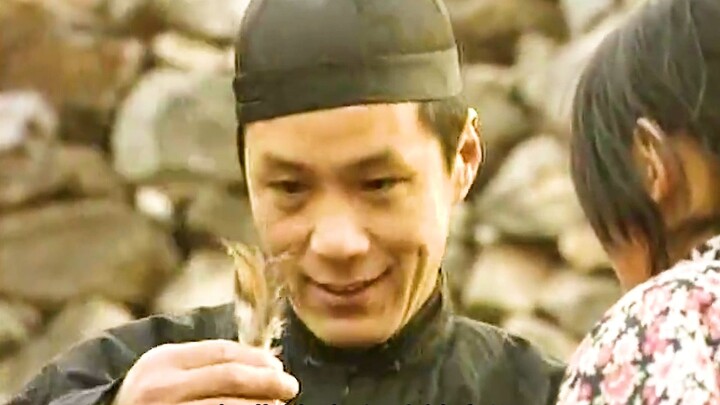 男人看小女孩踢的毛毽，竟是价值不菲的古董，于是便使了一个心眼