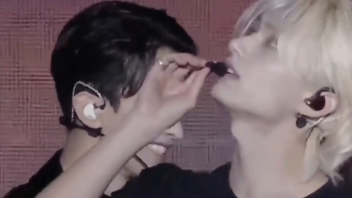 "Junni cantik, ya?" Bahkan setelah delapan tahun berada di tim yang sama, aku masih terkesima dengan