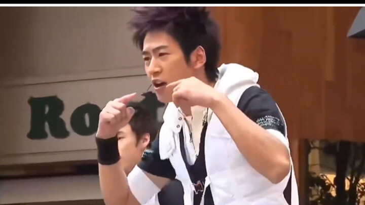 Saudara Takuzi, dia melakukan ini sebelum dia pergi ke Daban, sangat muda dan tampan!