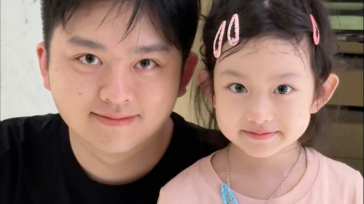 What a father and daughter who don’t look alike at all!