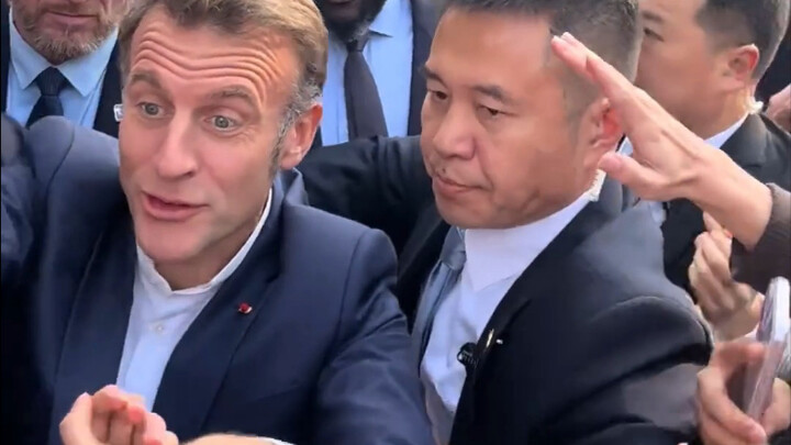 Macron visits Sichuan University and once again gets to experience what it's like to be "Napoleon"!