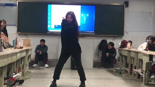 The girls at the senior high school New Year's Eve party danced to Jennie's "SOLO"