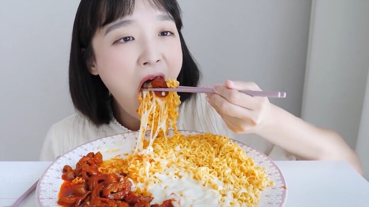 【Nado Official Chinese Subtitles】Mukbang: The Perfect Combo at the Convenience Store — Spicy Stir-Fr