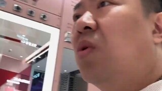 Khi một người chồng mua mỹ phẩm cho vợ, mặc dù anh ta không hiểu, anh ta vẫn có hệ thống ngôn ngữ ri