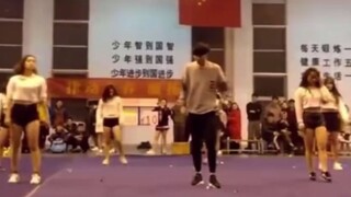 [Lian Huaiwei] Lian Huaiwei memimpin tarian senam di perguruan tinggi, hahaha, beberapa gerakan tera