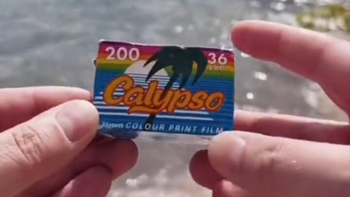 Rol kedaluwarsa Calypso ala vaporwave—nuansa psychedelic bak era abad lalu