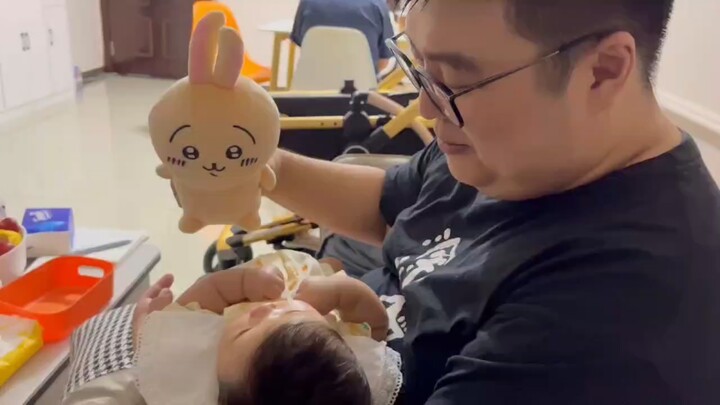 อูซ่าฉีเล่นกับลูกน้อย