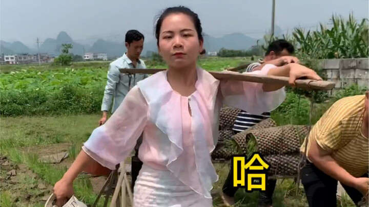 Không có giày cao gót, khí chất của chị vẫn ngời ngời