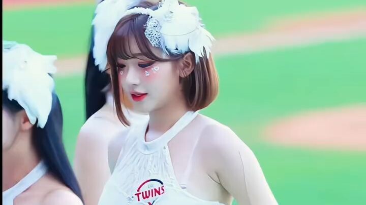 Elegance That Turns Heads ✨ #Kpop #KpopDance #Fancam #StagePerformance