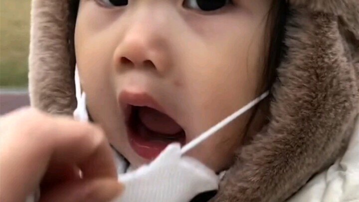 [Cute Kids] I heard babies always wear masks with their mouths wide open?