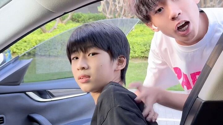 Bener-bener susah ngejebak mereka berdua buat ngasih duit.