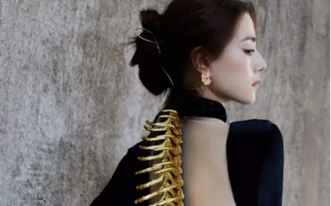 ลุคสุดหรูบนสันหลังมังกรของนาหรันในนิตยสาร ELLE