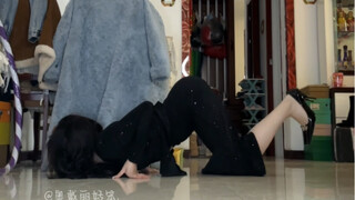 กลับถึงบ้านแล้ว คนบ้าคนนี้ก็เริ่มกระโดดโลดเต้นอีกครั้ง