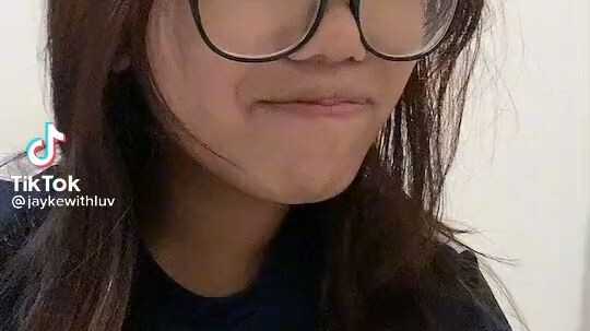 her reaction is soo fast to change and Soo cuteee I want to pisil pisil sya huhuh HAHAHA 😆