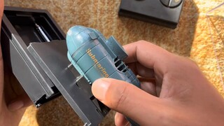 Try out the model submarine and use PPT to explain its working principle.