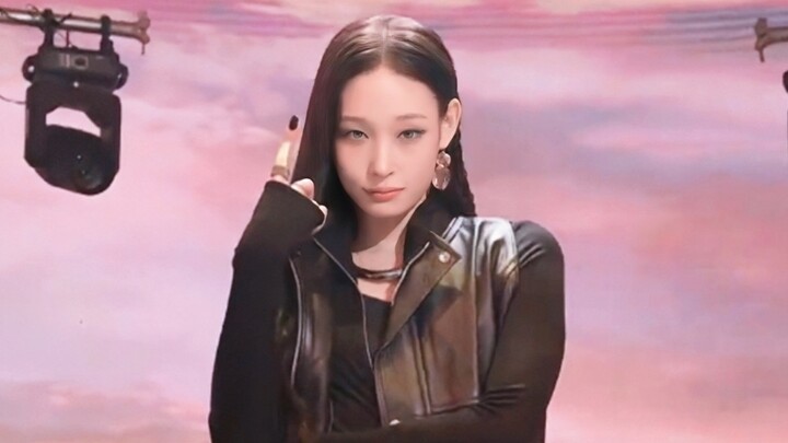 حركة واحدة تكشف عن راقص الخيمة