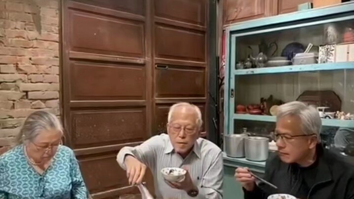 Tân Nhân Huân 63 tuổi về Đài Loan thăm thân: Tổng giám đốc nghìn tỷ về nhà cũng phải nghe lời bố mẹ 
