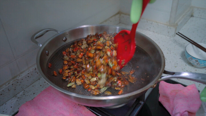 Hidangan impian istri saya: serangga bau! Musim makan serangga telah dimulai di Guangxi!
