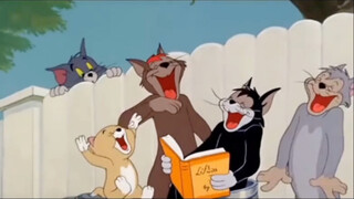 تم تسجيل المواقف المحرجة لتوم في كتاب، وسخر منه زملاؤه الآخرون.