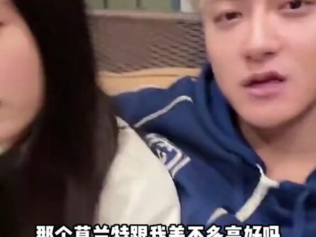 Hoàng Tử Đào khổ quá, đang livestream thì bị Từ Nghệ Dương tát một cái.