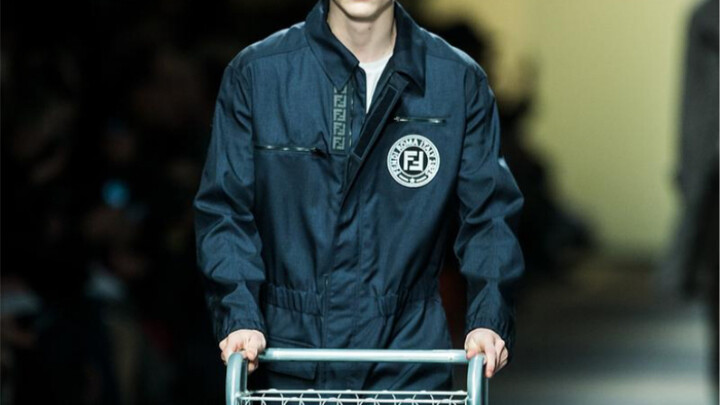 คุณผู้หญิง กระเป๋าของคุณถูกนำส่งเรียบร้อยแล้ว