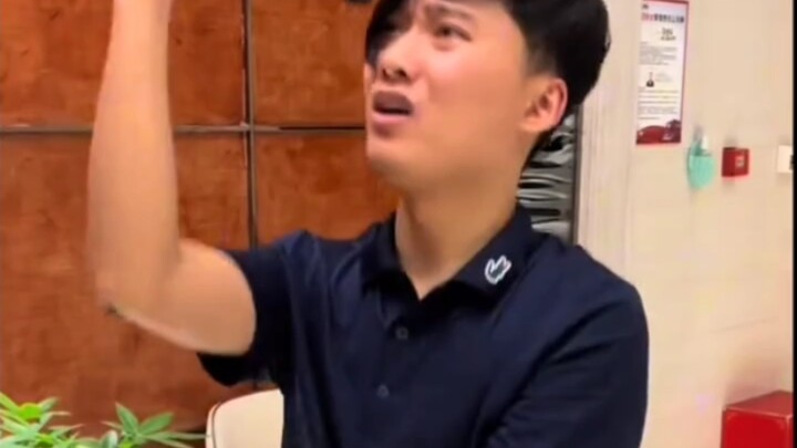 لي ون ينشر أغنية تنتقد وتهاجم "تسي تسي" قائلاً: "تسي تسي أرسل لي رسالة خاصة يريد فيها صورة لساقي."